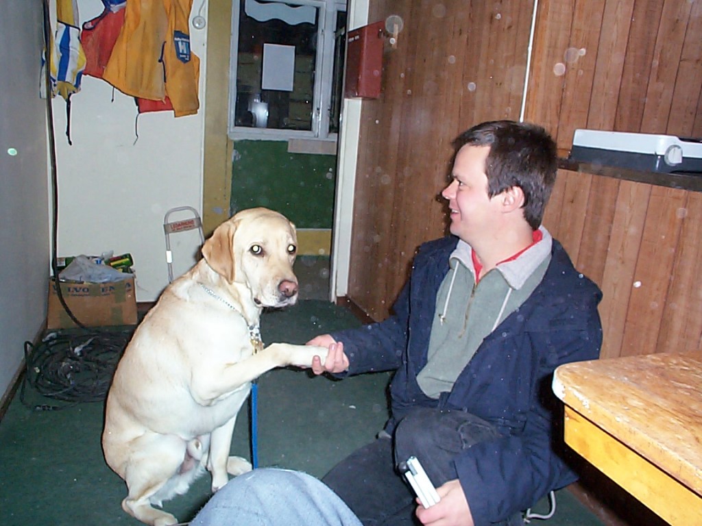 Bild: Joakim Nömell med ledarhunden Teodor, gul labrador retreiver