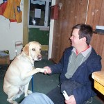 Bild: Joakim Nömell med ledarhunden Teodor, gul labrador retreiver