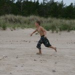 Bild: Jesper Nömell springer på stranden Gotska Sandön