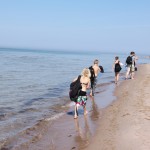 Bild: Vandring längs stranden på Gotska Sandön