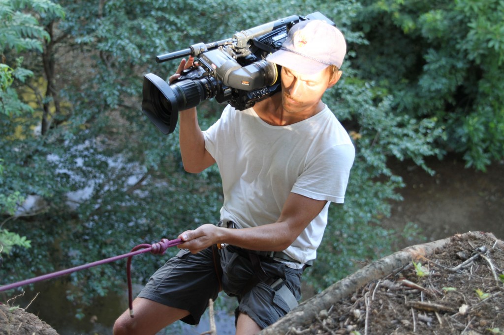 bild: Kameramann klättrar ner för stup, under teveinspelning av Mot Alla Odds 2013