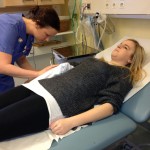 Bild: Denise Nömell får en nål inför CTn