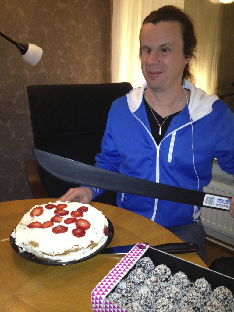Bild: Joakim Nömell skär tårta med machete