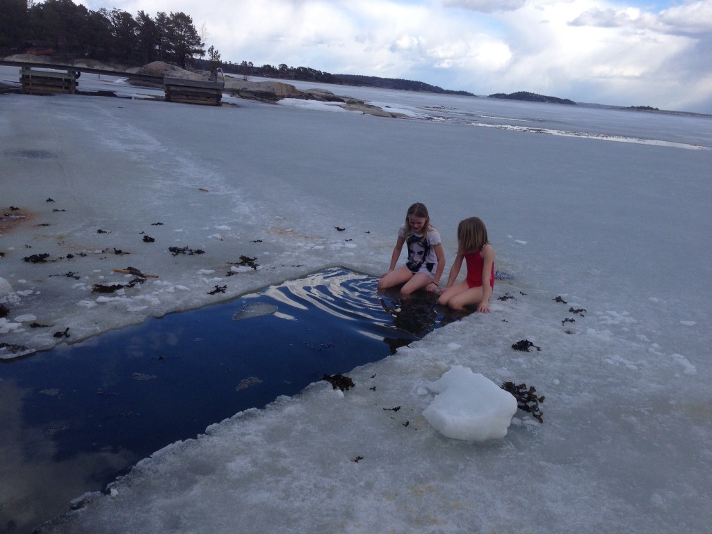 Bild: Emilia Nömell badar isvak på Muskö