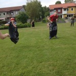 Bild: Noha Pålsson och Mattias Pålsson hoppar säck