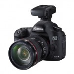 Bild: Canon GP-E2 GPS mottagare monterad i tillbehörssko på kamera