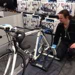 Bild: Joakim Nömell inspekterar cykel monterad på trainer