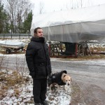 Bild: Joakim Nömell med gula Labradoren Stina
