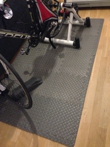 Bild: Cykel och trainer på matta