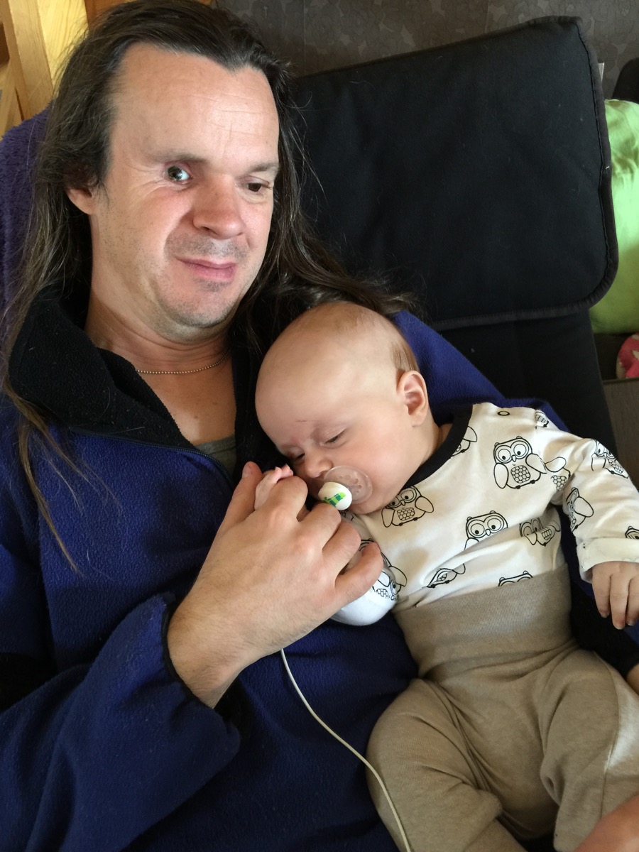 Bild: Joakim Nömell med bebis i famnen