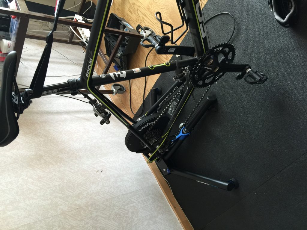 Bild: Cykel monterade på Wahoo Fitness Kickr trainer
