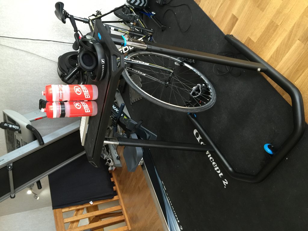 Bild: Wahoo Fitness Bike Desk med tangentbord och vattenflaskor