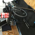 Bild: Wahoo Fitness Bike Desk med tangentbord och vattenflaskor